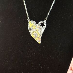 NWOT! Hammered silvertone goldtone & coppertone heart statement necklace (G41)